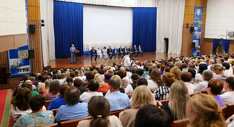 Главный человек в школе – учитель, в детском саду – воспитатель!
